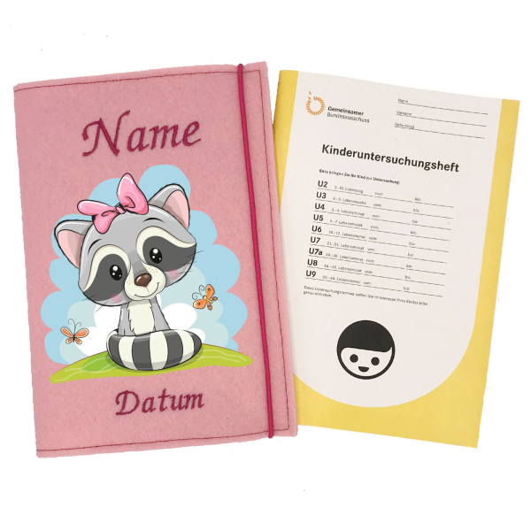 U-Heft Hülle personalisiert Waschbär auf Wiese für Mädchen